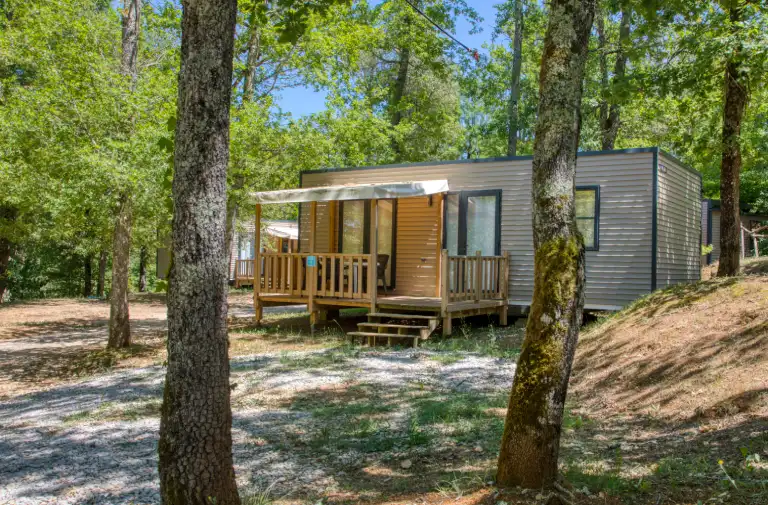 Mobil-home confort avec terrasse bois ombragée en pleine nature dans un camping calme du Lot