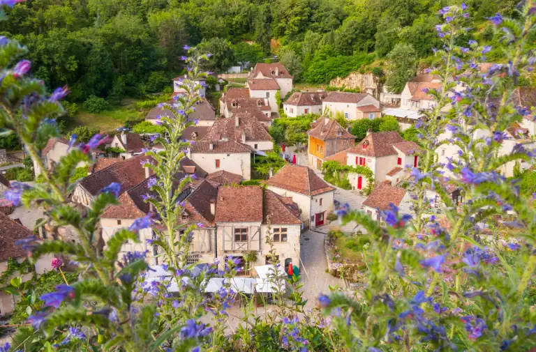 Ruelle médiévale fleurie de Saint-Cirq-Lapopie, village préféré des Français, visite calme matin