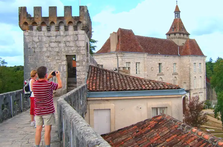 Les remparts du château de Rocamadour et la vue depuis le chemin de ronde
